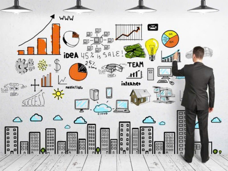 Người chơi Poker đang suy nghĩ chiến thuật